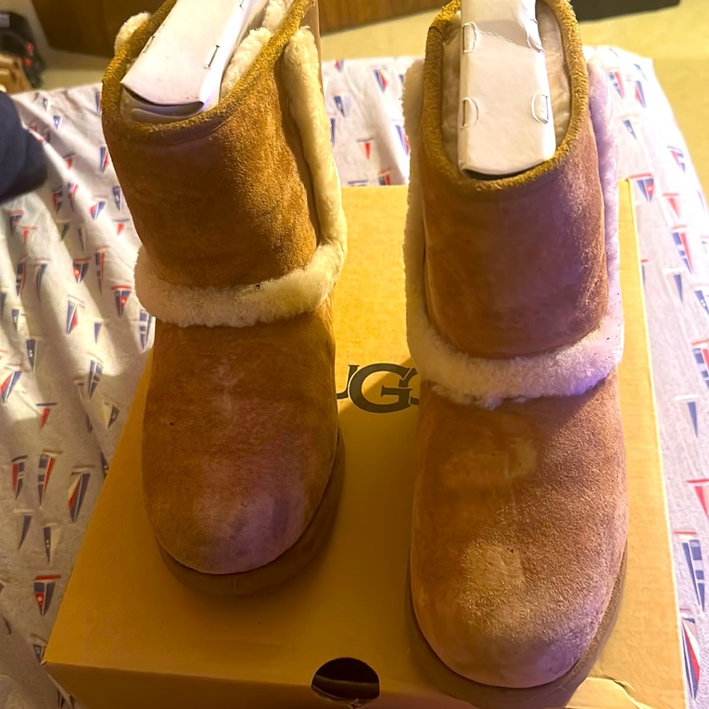 Women uggz, worn a few times, size 8